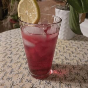 Iced cranberry drink with lemon.
